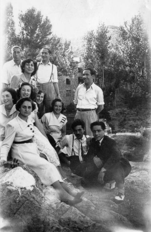 Amigos de paseo cerca del río
